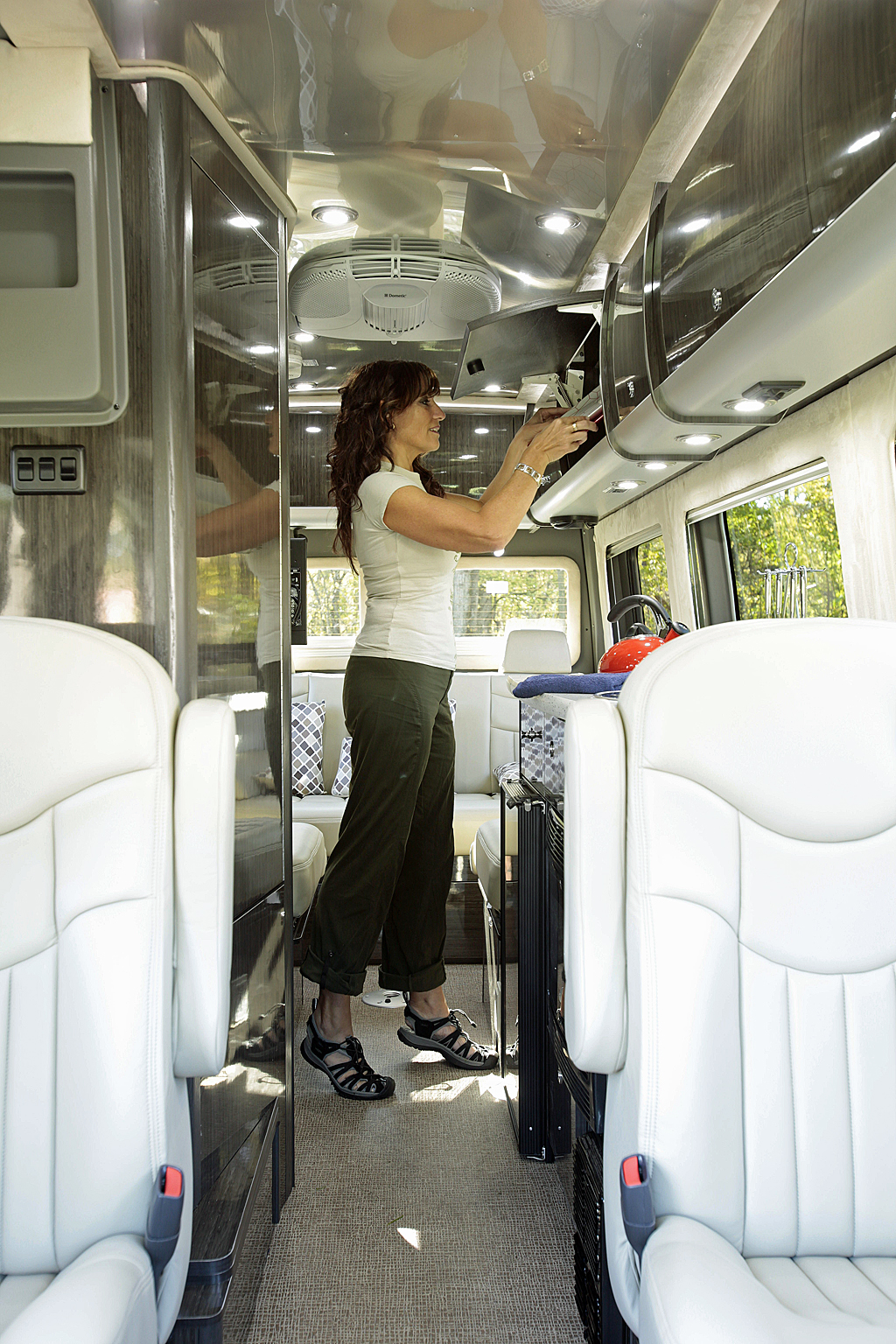 Conversion Vans Vs Mini Motorhome (Class B RV) Conversion Vans Vs Mini Motorhome (Class B RV)