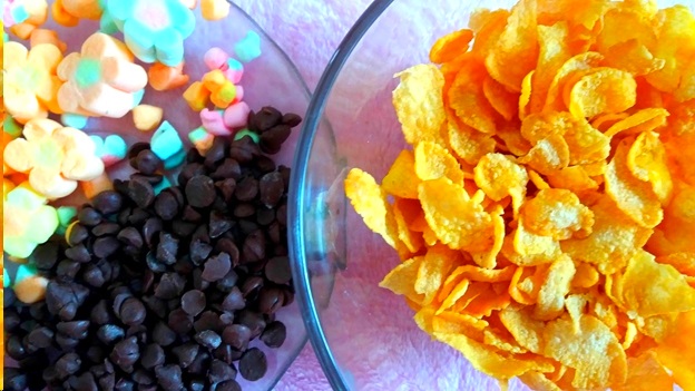 Breakfast and Dessert in One - Cereals With Grilled Bananas