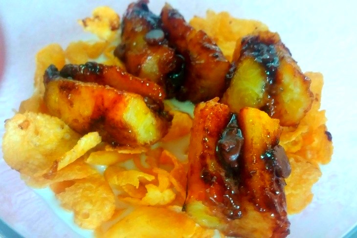 Breakfast and Dessert in One - Cereals With Grilled Bananas