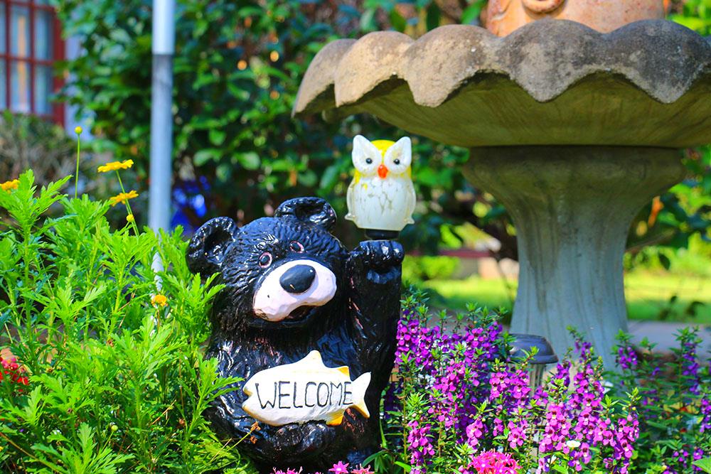 A Bear holding a fish statue welcoming RVers to the Tallahassee RV Park in
Tallahassee Florida